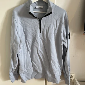 Stone island tröja - Säljer min astone island quarter zip för att den ej används.  Färgen är ljusblå