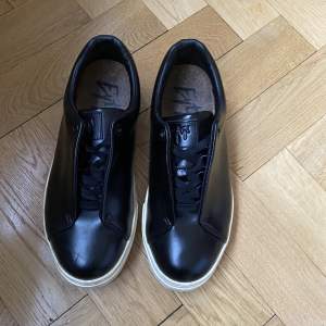 Svarta sneakers i 100% läder från Eytys i modellen Doja. Storlek 40. Använda några gånger men i fint skick. Nypris 2000kr