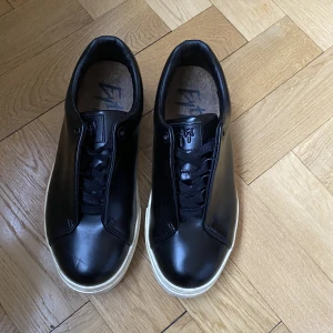 Eytys Doja sneakers - Svarta sneakers i 100% läder från Eytys i modellen Doja. Storlek 40. Använda några gånger men i fint skick. Nypris 2000kr