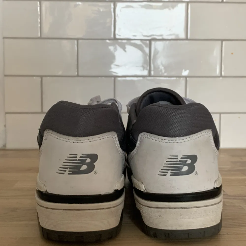 Jätte snygga Gråa/vita New balance 550s i näst intill perfekt skick. Köpte från Jd sports för 1200, Med mer frågor eller bilder är det bara att komma pm. Kan mötas upp i centrala Stockholm men kan också fraktas. Kengät.