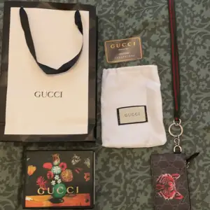 Gucci korthållare med band, ingen aning om den är äkta eller inte men troligtvis. Medföljs alla tillbehör