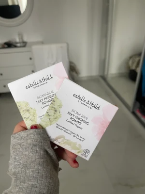 silk Puder - Detta är ett silk puder som man sätter ansiktet med, sminket håller otroligt länge tack var denna, säljer flera i olika färger, nypris 300kr🫶🏼