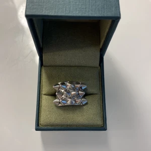 Edblad ring  - Säljer denna superfina ringen från edbald🙌🏼som ny, inga defekter, köpte fel storlek. Kan tänka mig att byta mot en S-16,8mm. Ringens storlek är Xs-16mm