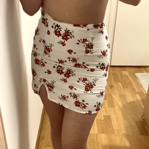 Rödblommig minikjol - Asos Linnen minikjol ❤️ 