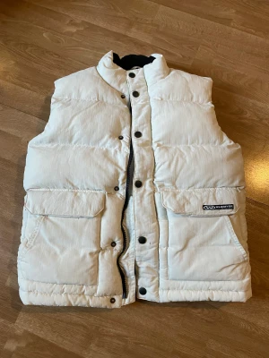 Väst från Wildriver - Väst i fint skick. Benvit i färgen.