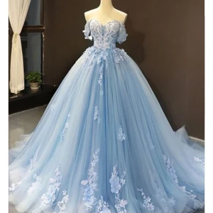 BALKLÄNNING - Min balklänning från 2022!! Köpt från HEBEOS. Strl 36 men korsett i ryggen så passar många olika storlekar. Axelband som funkar att ha både uppe och nere, golvlängd så man inte snubblar. Andas bra och man är bekväm hela kvällen!! Askungen på balen💙