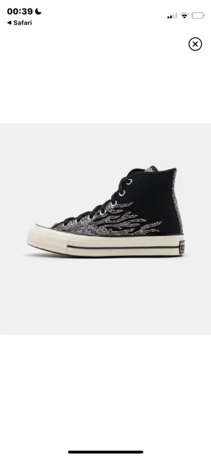 Glitter Converse  - Jättecoola och unika Converse i glitter, som jag säljer då de tyvärr är lite försmå. Använda endast en gång så i otroligt bra skick. Inga tecken på slitage förutom lite smuts på sulorna som lätt går att torka bort❤️pris kan diskuteras vid snabb affär😇