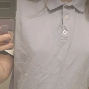 Lila topp - Frakt: 45kr (95kr med frakt) Har ett litet hål som man kan se på bild 1 men inget jätte märkvärdigt. Skriv privat för bättre bilder!