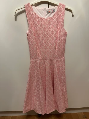 Jättefin skaterdress! - Superfin klänning med skaterkjol! Fint tjockare tyg! Vågig kant i urringningen! Aldrig använd! Perfekt till dop, student, bröllop, konfirmation eller tjusigare tillställningar!