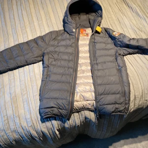 Parajumper Vårjacka - Hej jag säljer nu min parajumper jacka för att jag ej använder den. Skick: 9,5/10 Nypris:4500 Mitt pris:2200 Storlek: XS