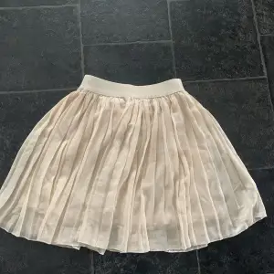 Köpte denna kjol på plick för två år sen, har endast använt den ett fåtal gånger. Från NAKD i storlek xxs men passar xs också, jätte fin till sommaren🌸