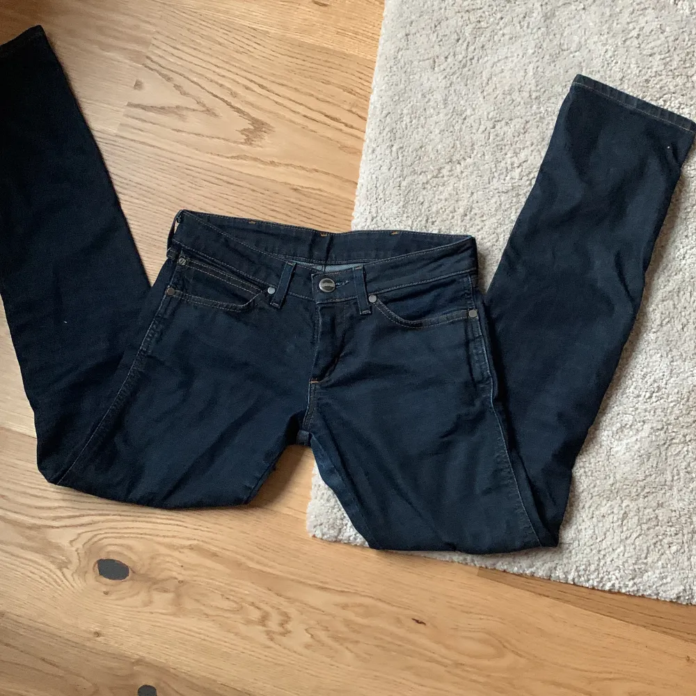 Säljer mina vintage wrangler bootcut low waist jeans pga det är för små, midjemått mått är 38 cm rakt över och 80 cm runt om, storlek är w27 men de är uttöjda, innerbenslängd är 76 cm🫶 Skriv ifall du har frågor. Jeans & Byxor.