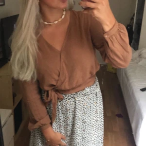 Brun blus  - Min absolut favoritblus har blivit för liten för mig och  behöver ett nytt hem!🤍