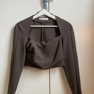 Festtopp - Superfin mörkbrun, festtopp med slit i ärmarna. Passar perfekt vid både utgång och vid en middag! 