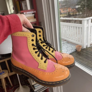 Dr. Martens stövlar - Färgglada dr martens! Jättefina men har några svarta skrapmärken vilket syns i sista bilden!