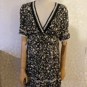 Supersöt tunika  - Supersöt tunika med blommigt mönster 