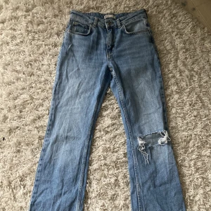 Byxor - Ganska skrynkliga men jag stryker dom innan jag skickar dom. Slutet på benen e uppsprättade för dom va väldigt korta men de är inget som har stört mig iallafall 