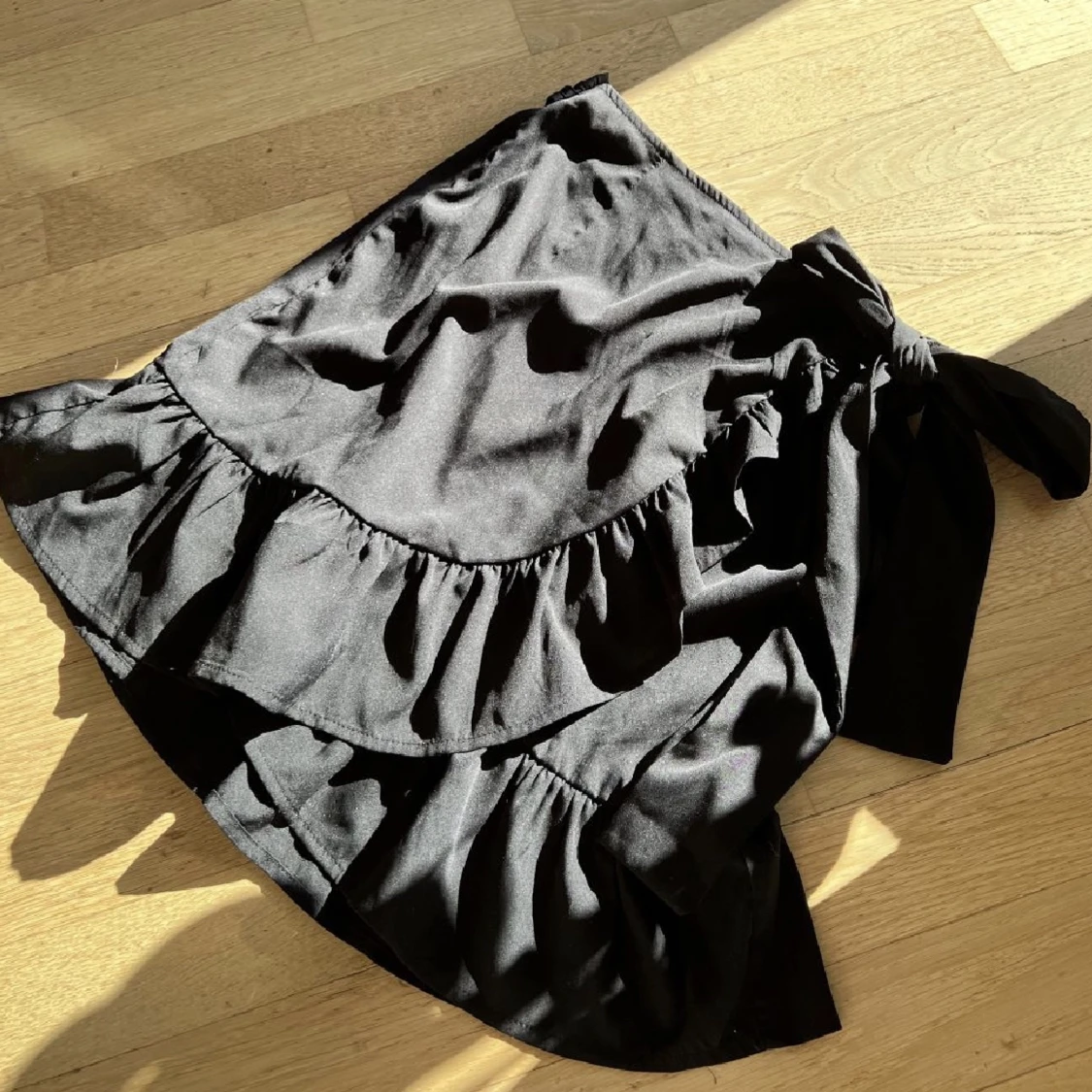 Svart volangkjol  - 91