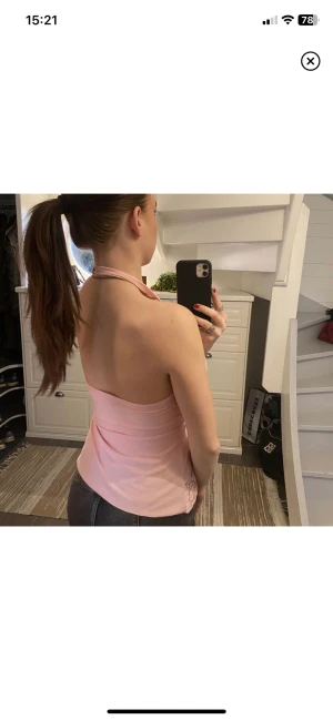 Halterneck topp - En riktigt snygg och trendig halternecktopp som är insydd på sidorna. Hör av er om ni har några frågor så blir ja glad:)) 3 FÖR 2 PÅ ALLT I MIN PROFIL!!