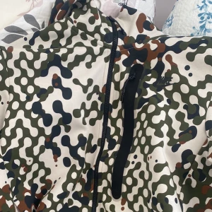 Ovanlig Nike tech - Storlek M använt endast 2 gånger Pris kan diskuteras:) 