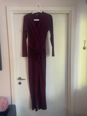 Röd byxdress, stretchig - Köpt från Tise 