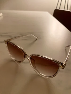 Le specs solglasögon ”Eternally”  - Fina solglasögon från le specs med ljus båge. Solglasögonen är aningen transparanta i glaset. Putsduk och fodral medföljer. UV400 filter. Gott skick. Nypris 700:-