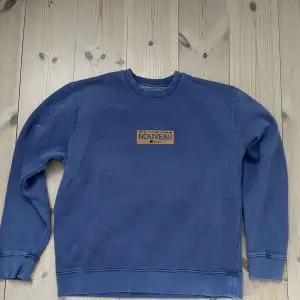 Blå sweatshirt från Topman. Knappt använd. Nypris är ungefär 500.
