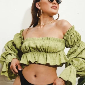 Grön topp - Säljer denna gröna toppen! Så fin till fest! Aldrig använd 💗