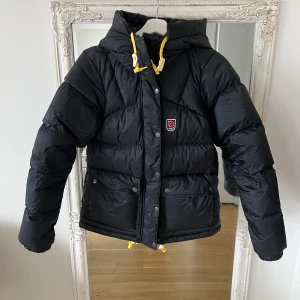Svart Fjällräven expedition lite jacket XS - Dunjacka i modellen expedition lite dammodell, storlek XS, normal/passar lite större XS (jag har XS i normala fall). Endast använd ett par gånger och precis som ny utan fläckar/defekter. För seriöst intresse gå via köp nu. prutförsök undanbedes! 