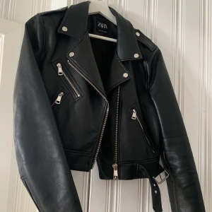 Skinnjacka  - Skinnjacka från Zara i storlek L. Jag tycker jackan är liten i storleken så passar mih som vanligtvis har S/M❤️ sparsamt använd och i super fint skick! 