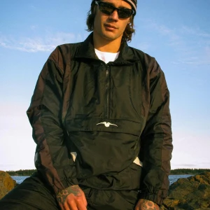 Jacka annorak random bastards - Random bastards annorak i tillhörande minispov tracksuit, såldes 2020. Nypris 950kr. Säljer båda delarna, kan gå ner i pris om man köper båda delar samtidigt. Knappt använd, endast använd en gång och sen har den bara varit prydnad