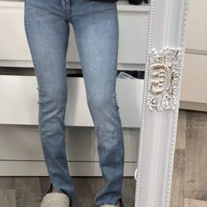 Blåa bootcut jeans med slits