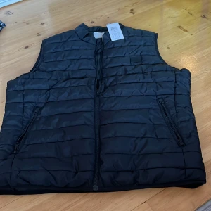 Dunväst  - Dunväst från jack&jones. Helt ny.