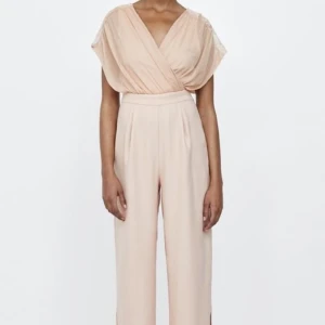 Rosa jumpsuit ZARA - Rosa jumpsuit från ZARA. Går inte att köpa längre. Storlek 34/36.  Använd två gånger (bal och skolavslutning). Kontakta för fler bilder 💗