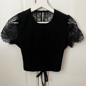 Spetts T-shirt - Jättefin t-shirt med öppen rygg och i spetts. Kommer ej till användning och därför säljs. Köparen står för frakten!