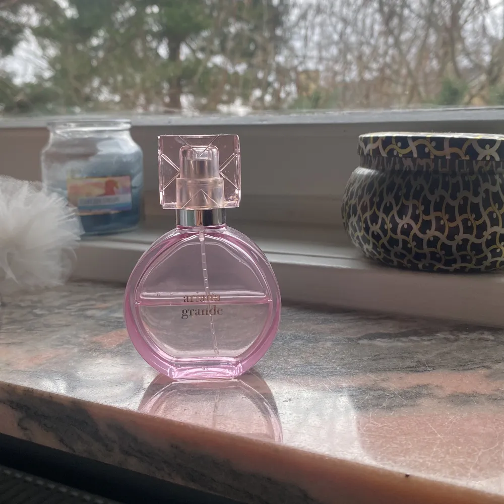 Säljer denna ariana grande parfymen då den inte kommer till användning, den är 30 ml men typ halvfull, så runt 15 ml kvar❤️. Övrigt.