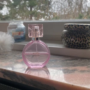 Arians grande ” Thank you next parfym” - Säljer denna ariana grande parfymen då den inte kommer till användning, den är 30 ml men typ halvfull, så runt 15 ml kvar❤️