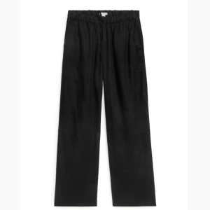 Linne byxor - Ett par svarta linne byxor från arket. Jag säljer dessa byxor för att dem är för korta i benen. Fint skick och pris kan diskuteras. Köpta för 590kr💕