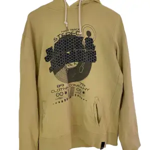 Cool vintage hoodie i storlek XL men skulle säga att den sitter som en M. Säljer då den inte kommer till användning💗