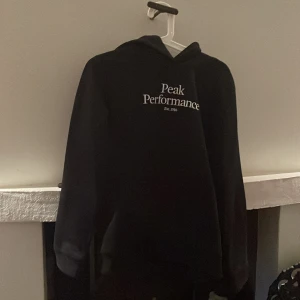 Peak Performance hoodie BARN - en peak hoodie i storlek 170.  använd 1 gång så nyskick. Nypris: 600