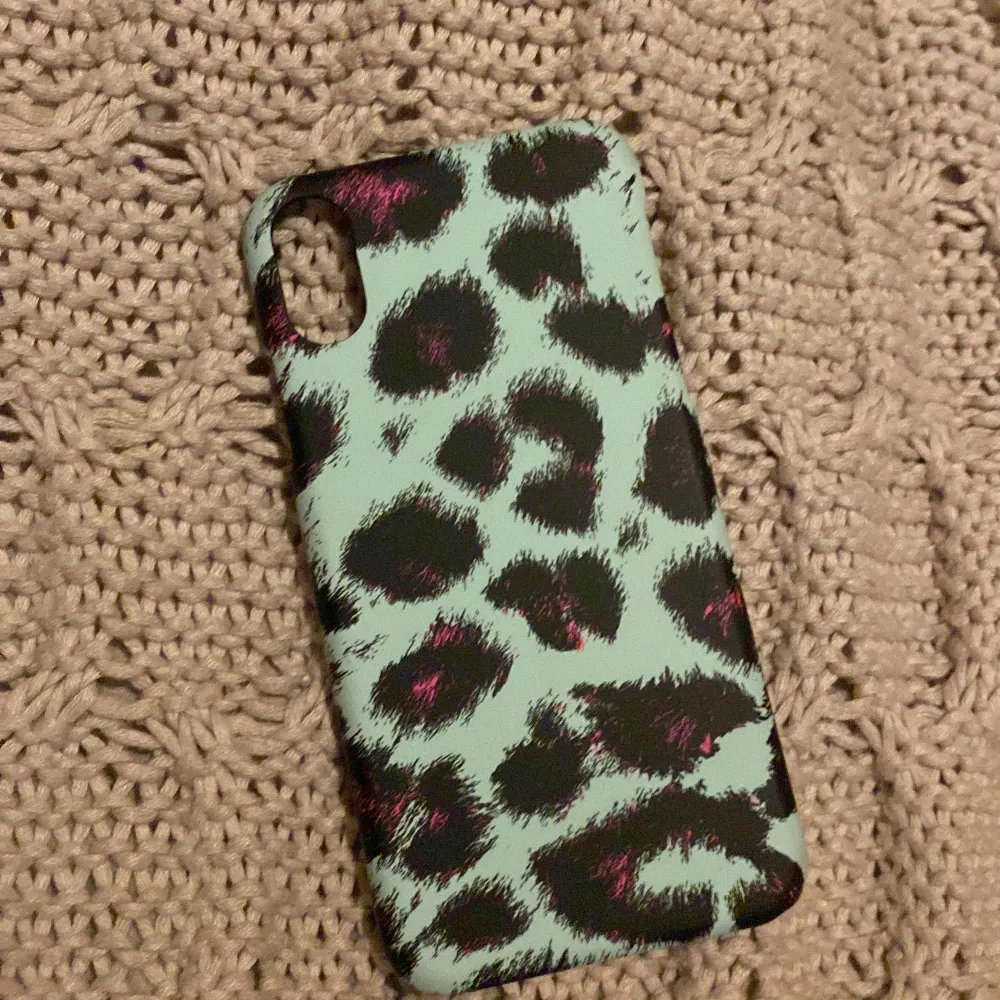 Fint leopard skal använt en gång  inga skador eller annat ny skick iPhone XS. Accessoarer.