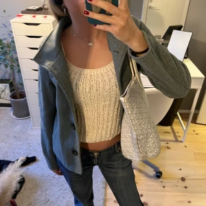 Kort kappa  - Super fin kort grön/grå kappa från Only i strl XS!✌🏽Använd fåtal gånger. Köparen står för frakt❤️