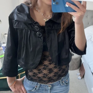 Fest jacka!  - Så snygg Jacka som passar till allt perfekt både som fest jacka Elr som vanlig jacka till vardags❤️ Står stolek 42 men skulle säga att den är en S