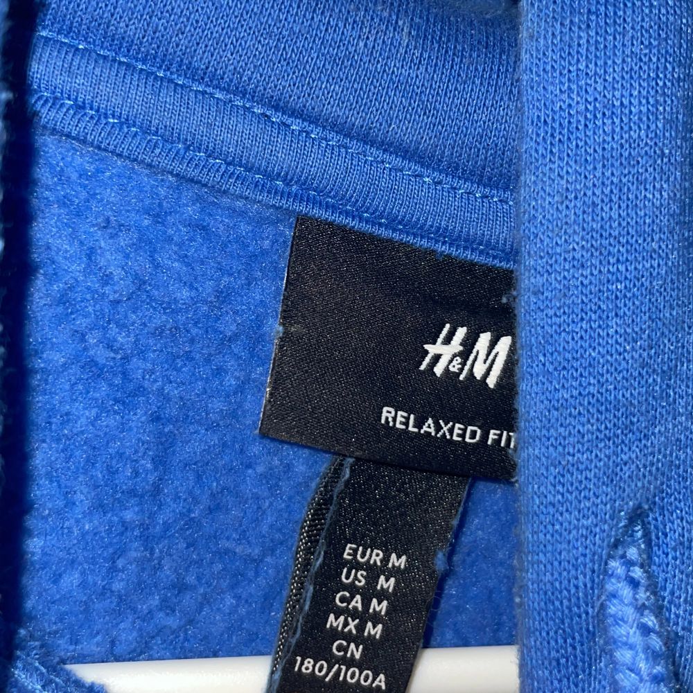 en blå H&M hoodien storlek M. Använd 2 gånger. väldigt cozy. Nypris: 250. Huvtröjor & Träningströjor.