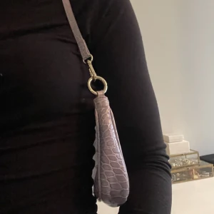 Väska 💜 - Den perfekta vår/sommar väskan. Tillkommer även ett axelband 💜Inköpspris: 990 kr. 