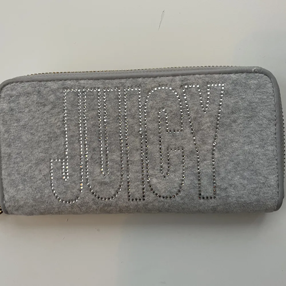 Plånbok från Juciy Couture i nyskick 🖤🤍. Väskor.