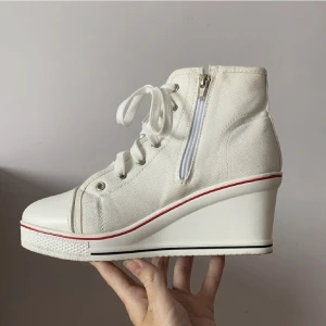 vita converse - högklackade unika coola vita converse (fejk) 
