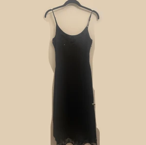 Klänning - Klänning med spetsdetaljer! Från märket Esprit. 💋( det är ej en vit prick på vet ej varför det blev så i kameran?!) 