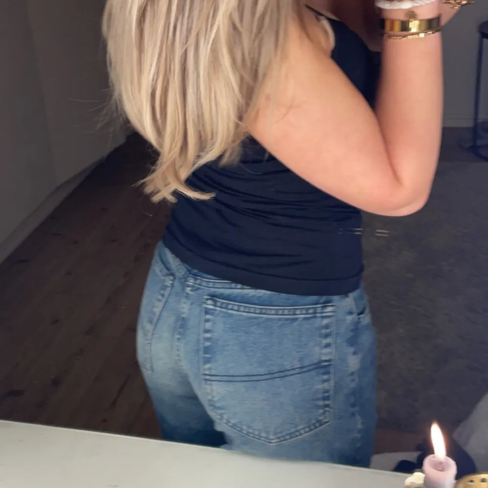 Snygga mörkblåa jeans. Jag är 1,64 cm lång💓. Farkut & Housut.