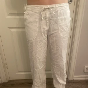 Vita linnebyxor  - Vita linnebyxor från märket bpc,bonprix. Ord pris 249.  Små i storleken och sitter jätte fint på. Använda få gånger. Betalning sker via swish 